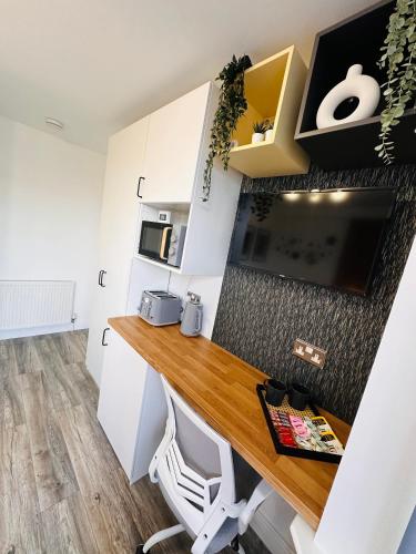 R1 - Newly renovated En-suite Private Room with its own kitchenette in Birmingham - Halesowen R1 - Newly renovated En-suite Private Room with its own kitchenette in Birmingham - Halesowen