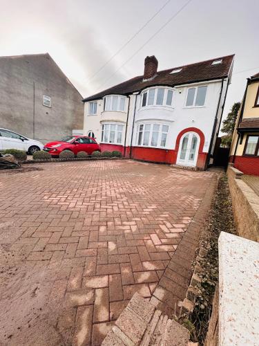 R1 - Newly renovated En-suite Private Room with its own kitchenette in Birmingham - Halesowen R1 - Newly renovated En-suite Private Room with its own kitchenette in Birmingham - Halesowen