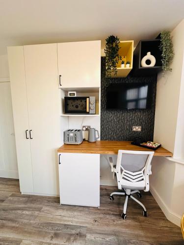 R1 - Newly renovated En-suite Private Room with its own kitchenette in Birmingham - Halesowen R1 - Newly renovated En-suite Private Room with its own kitchenette in Birmingham - Halesowen