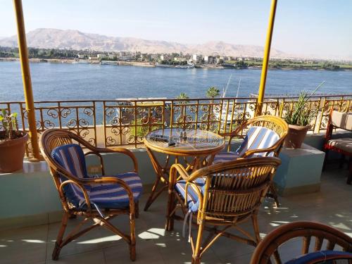 ระเบียง/ชานเรือน, Merry Land Hotel & Roof Top Nile Restaurant Luxor near สนามบินนานาชาติลักซอร์