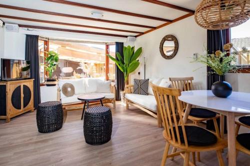 Cabana incl boat, jacuzzi,subboarts on a quiet park with private parking in Loosdrecht