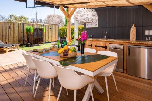 Cabana incl boat, jacuzzi,subboarts on a quiet park with private parking in Loosdrecht