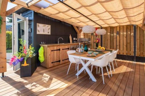 Cabana incl boat, jacuzzi,subboarts on a quiet park with private parking in Loosdrecht