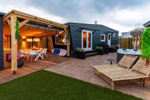 Cabana incl boat, jacuzzi,subboarts on a quiet park with private parking in Loosdrecht
