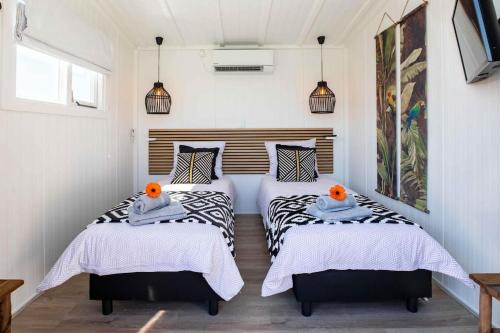 Cabana incl boat, jacuzzi,subboarts on a quiet park with private parking in Loosdrecht