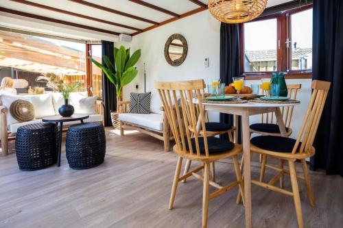 Cabana incl boat, jacuzzi,subboarts on a quiet park with private parking in Loosdrecht