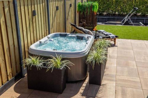 Cabana incl boat, jacuzzi,subboarts on a quiet park with private parking in Loosdrecht