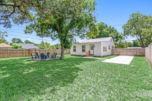 Bungalow Bliss - Large Backyard & Fire Pit in McGregor (TX)