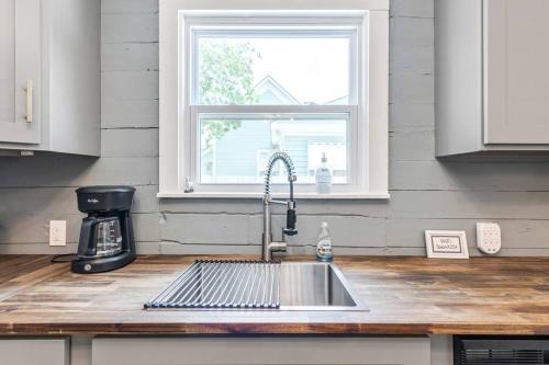 Bungalow Bliss - Large Backyard & Fire Pit in McGregor (TX)