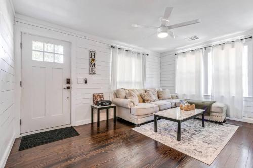 Bungalow Bliss - Large Backyard & Fire Pit in McGregor (TX)