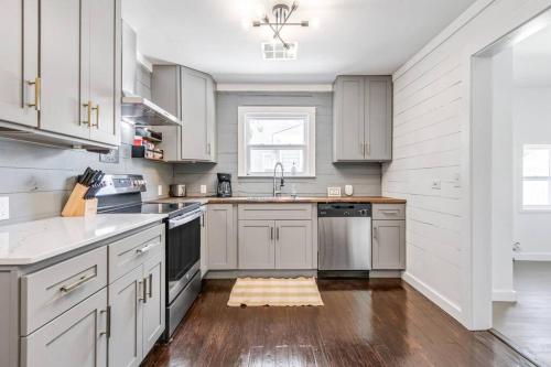 Bungalow Bliss - Large Backyard & Fire Pit in McGregor (TX)