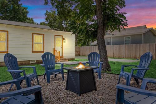 Bungalow Bliss - Large Backyard & Fire Pit in McGregor (TX)