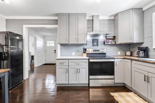 Bungalow Bliss - Large Backyard & Fire Pit in McGregor (TX)