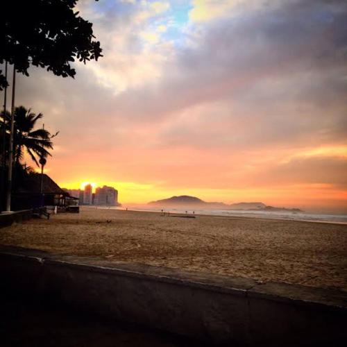Apartamento 3 Dormitorios - Guaruja/SP - Lado Praia near Point Coffee E Sorveteria