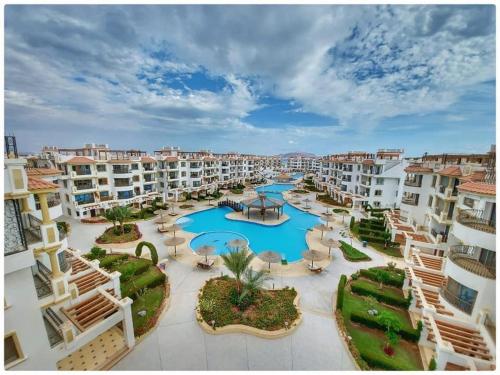 Cosy Studio on the First Floor with lovely Terrace and Personal Garden Area, Pool View and Free Beach Access in Sharm Hills Resort