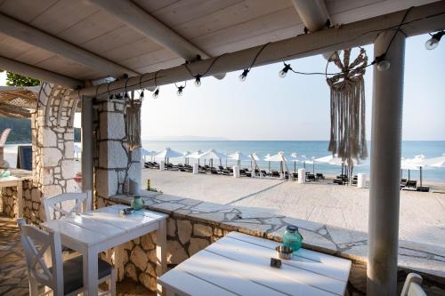 Restaurant, Barefoot Contessa in Lourdata