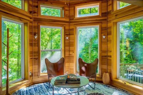 Hot Springs: 2 Cabins Waterfall & Mountain Views in Hot Springs, USA