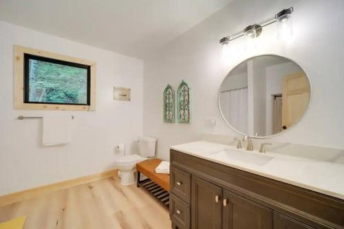 Hot Springs: 2 Cabins Waterfall & Mountain Views in Hot Springs, USA