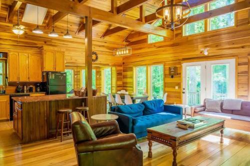 Hot Springs: 2 Cabins Waterfall & Mountain Views in Hot Springs, USA