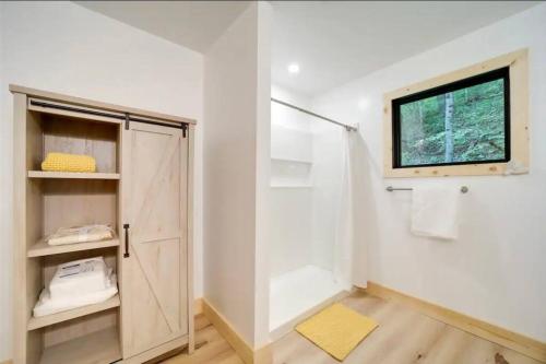 Hot Springs: 2 Cabins Waterfall & Mountain Views in Hot Springs, USA