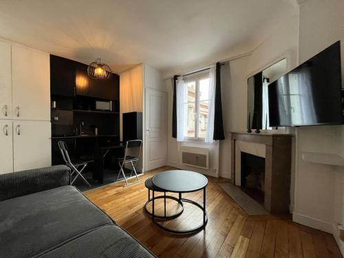 Central Typical Parisian Studio, Paryż