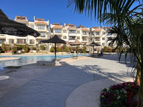 Cosy Studio on the First Floor with lovely Terrace and Personal Garden Area, Pool View and Free Beach Access in Sharm Hills Resort