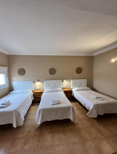 1 double bed, 1 twin bed