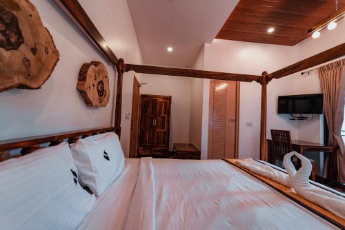 King Suite with Balcony image 3
