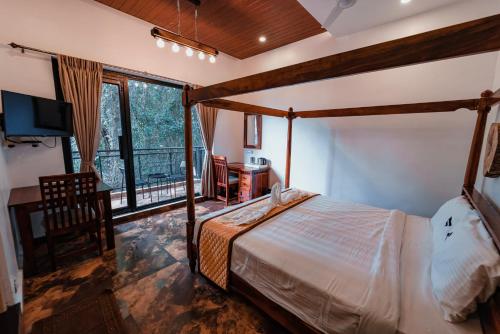 King Suite with Balcony image 8