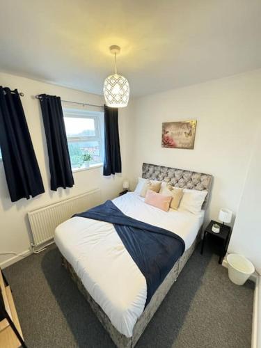 Cosy home in Barnsley centre in บาร์นสเลย์