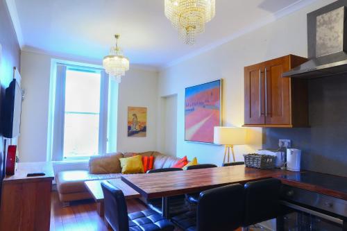 1 minute from Royal Mile, Large 5 Bed Apartment