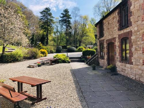 Vista exterior, The Old Mill Holiday Cottages, Nr Mold in Mold