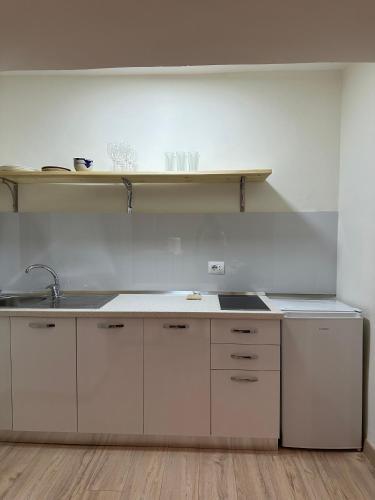 White apartment, in the center of Tirana, Tirana (photo 9)