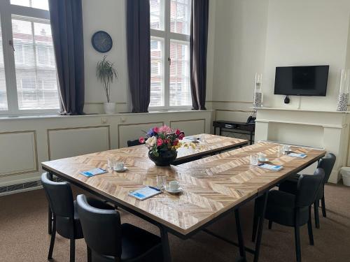 Dutch Golden Hotel - image 8