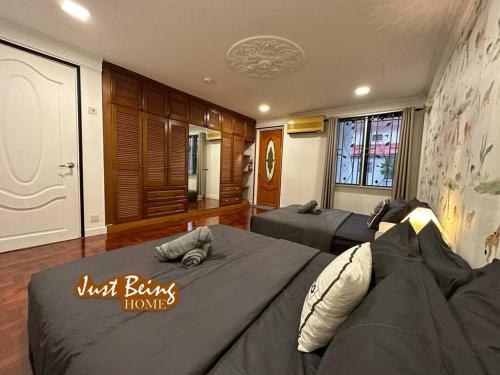 Just Being Home 10pax 3BR/3BA 4Queen/1Sofa Just Being Home 10pax 3BR/3BA 4Queen/1Sofa