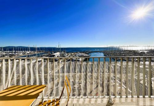 HYETOUZE T2 pour 4 personnes vue mer et port- Hyères Port