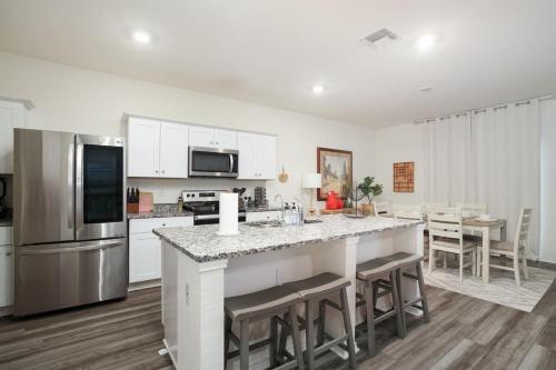Rare Find Luxurious Home Sleeps 13 with Family Fun in Atascosa