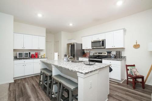 Rare Find Luxurious Home Sleeps 13 with Family Fun in Atascosa