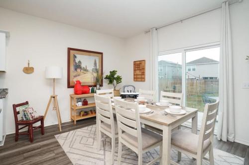 Rare Find Luxurious Home Sleeps 13 with Family Fun in Atascosa