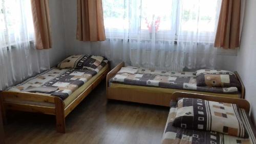 3 twin beds