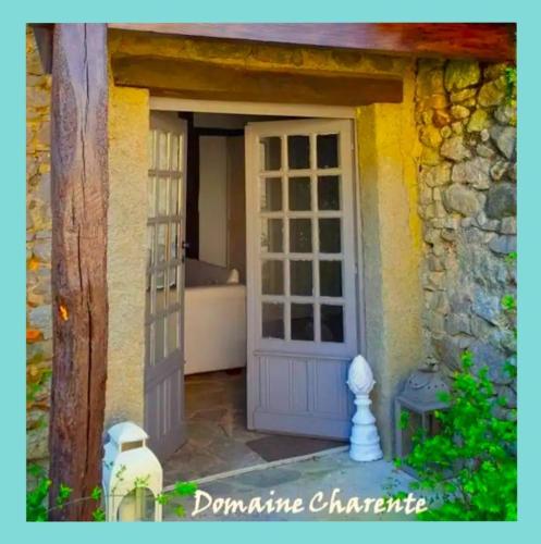 Domaine Charente Glamping Familyroom Le Jardin with external toilet & shower house & outdoor kitchen chambre d'hôte Roumazières