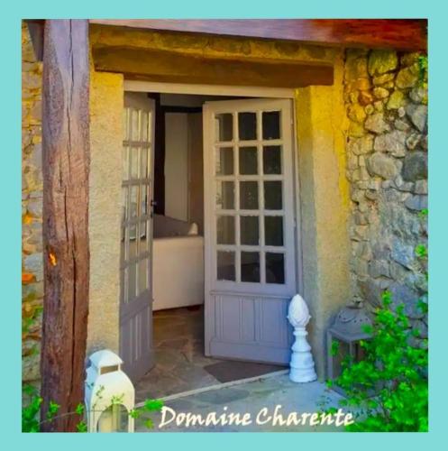 Domaine Charente Glamping Familyroom Le Jardin with external toilet & shower house & outdoor kitchen - Accommodation - Mazières