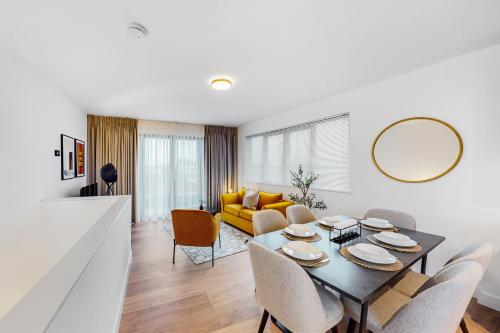 Stylish & Spacious Modern Apartments near Dalston Kingsland Station - by Short Stories London, Лондон