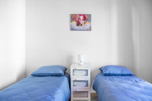 HOST4U - Luminoso e Comodo a piedi dal Centro e alla Stazione di Imperia, Parcheggio Condominiale - Foeste Apartment