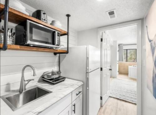 Lovely Gatlinburg Condo w Pool Private Heart Tub in Gatlinburg, USA
