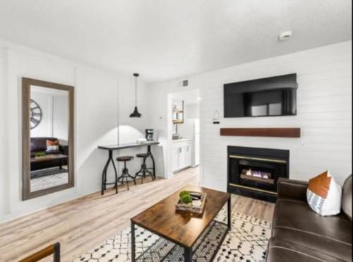 Lovely Gatlinburg Condo w Pool Private Heart Tub in Gatlinburg, USA