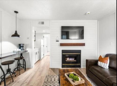 Lovely Gatlinburg Condo w Pool Private Heart Tub in Gatlinburg, USA