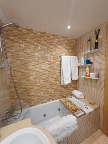 tab panas, UNIQUE 57m2 Terraza BBQ vista mágica1-0 (UNIQUE 57m2 Terraza BBQ vista magica1-0) in Prats