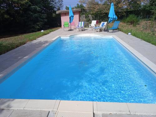 Maison calme avec piscine entourée de son parc (Maison calme avec piscine entouree de son parc) in Saint-Alban-d'Ay