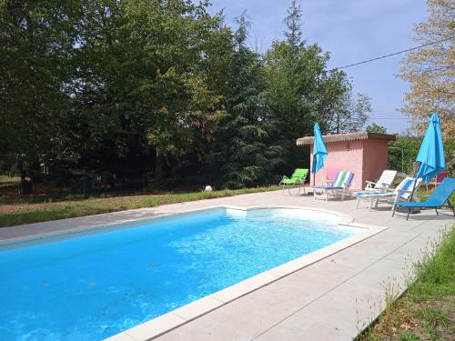 Maison calme avec piscine entourée de son parc